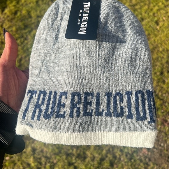 TRUE RELIGION gray and white beanie and gloves set , NWT - Picture 5 of 8